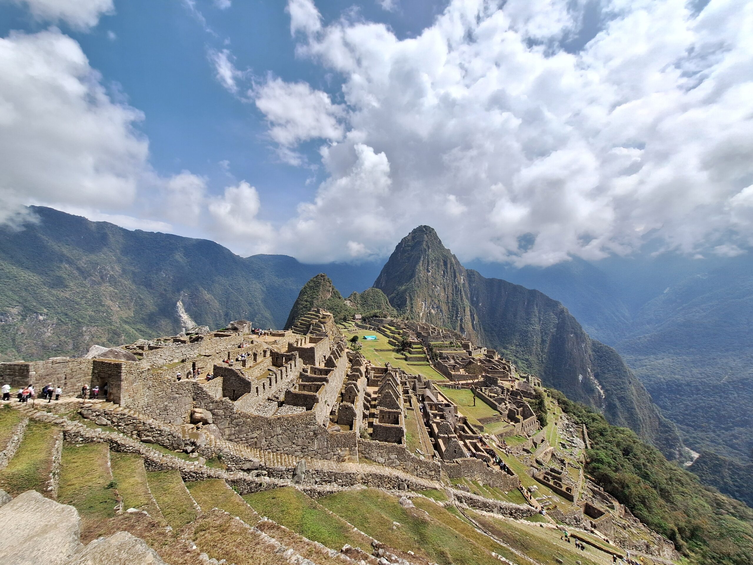 Vista panorámica de la mítica Machu Picchu, mostrando uno de sus perfiles más cautivantes, y a su fondo, la elevación del cerro Wayna Picchu.