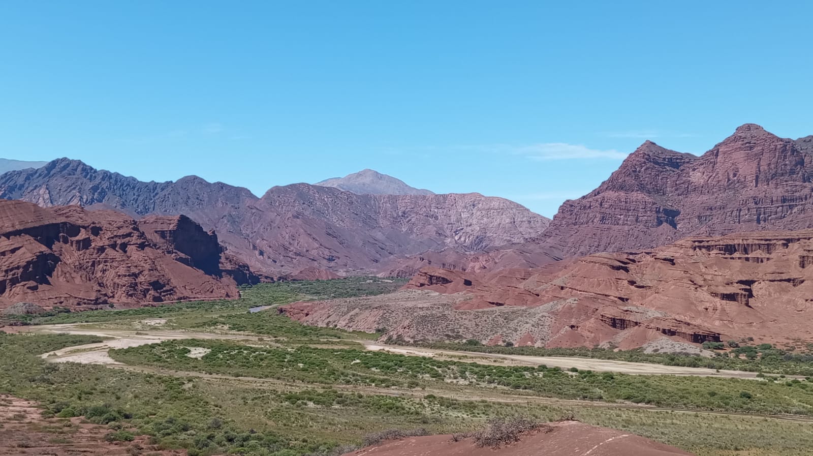 Imagen panorámica de las coloridas sierras de los Valles Calchaquíes, en la provincia de Salta, Argentina